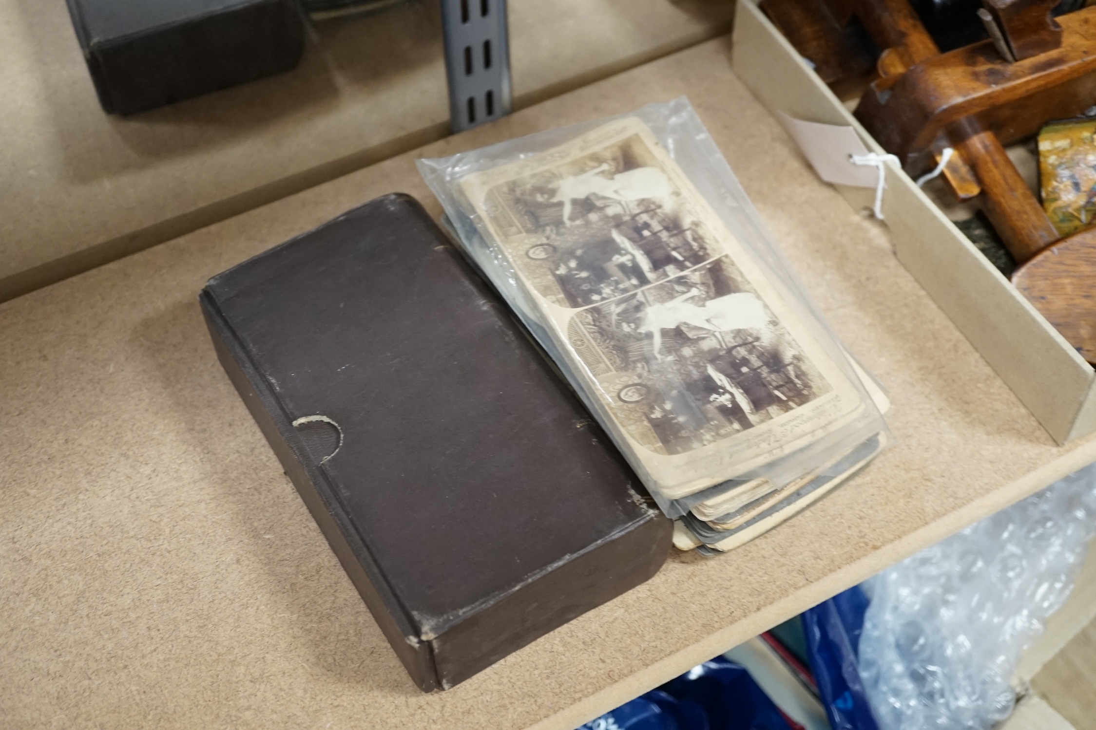 A Doug & Anita Lear stereoscope viewer and an Underwood book box of Niagra Falls cards, together with a collection of loose cards. Condition - fair